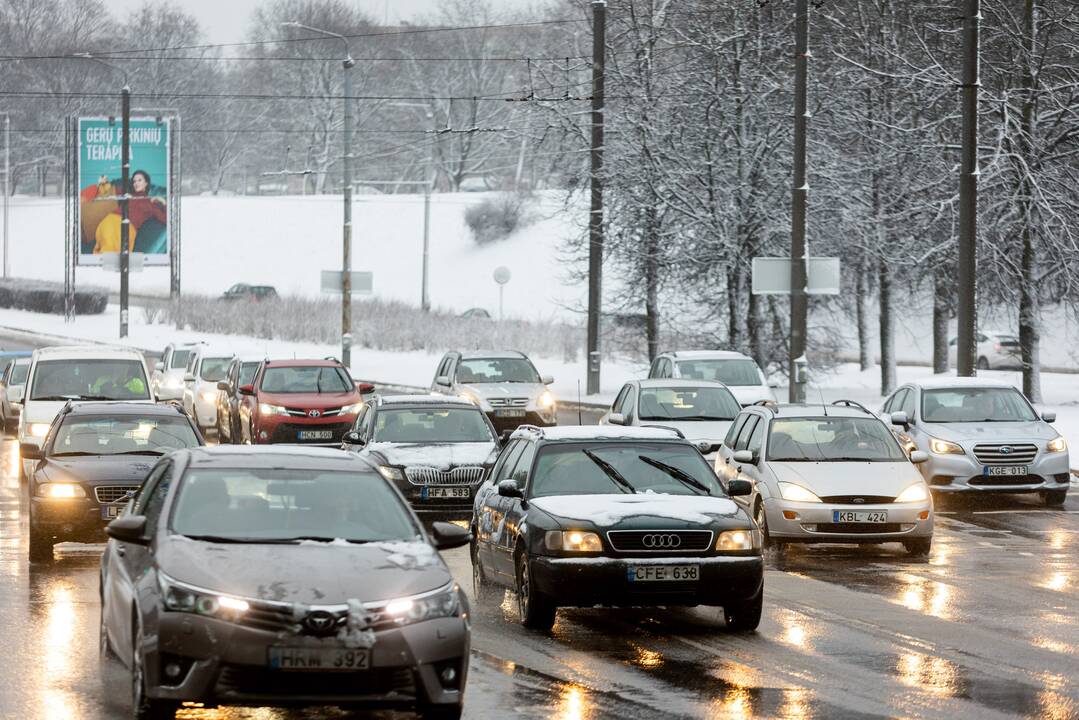 Rinkitės saugų greitį: naktį eismo sąlygas sunkins snygis