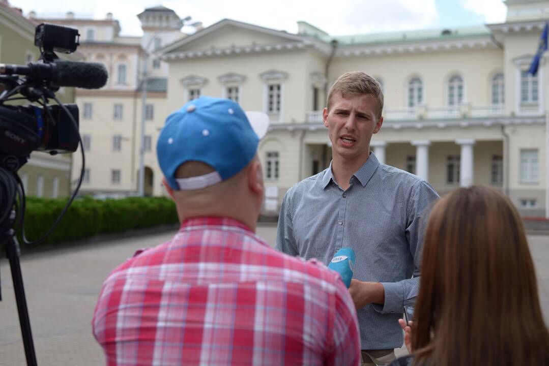 Akcija prie Prezidentūros dėl dirbtinio apvaisinimo