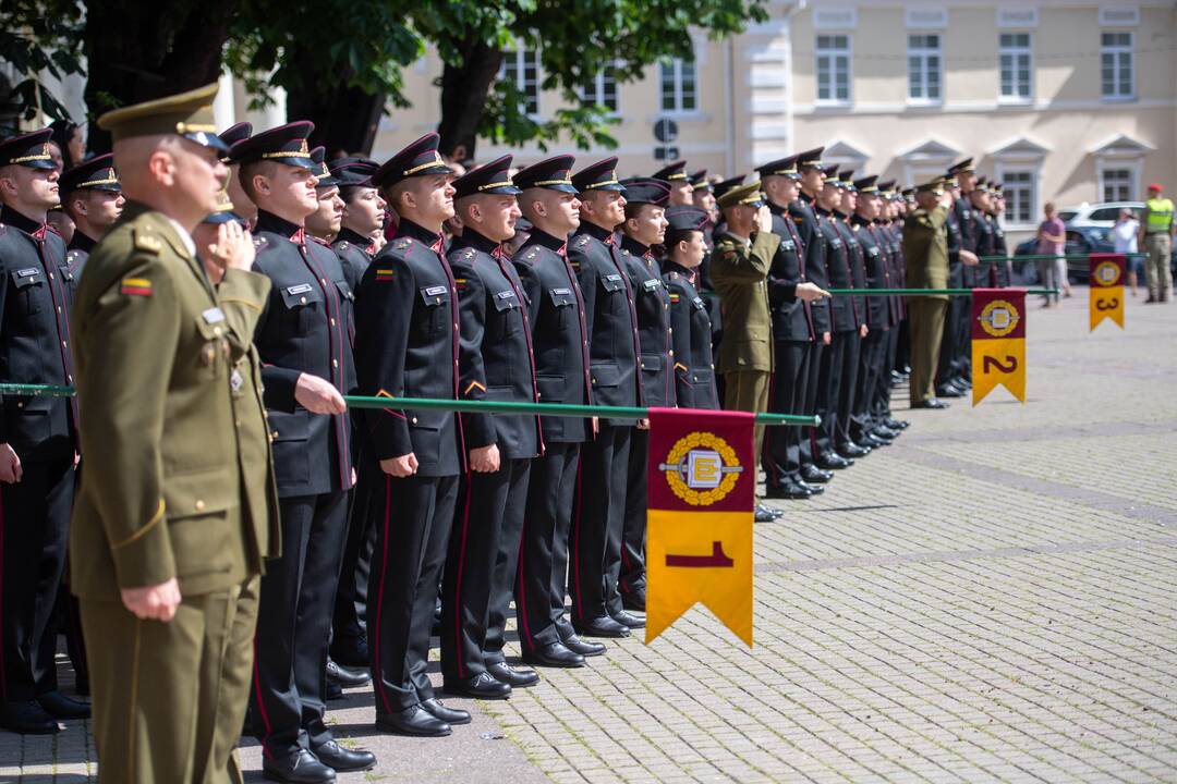 Prezidentas dalyvauja pirmojo karininko laipsnio suteikimo ceremonijoje