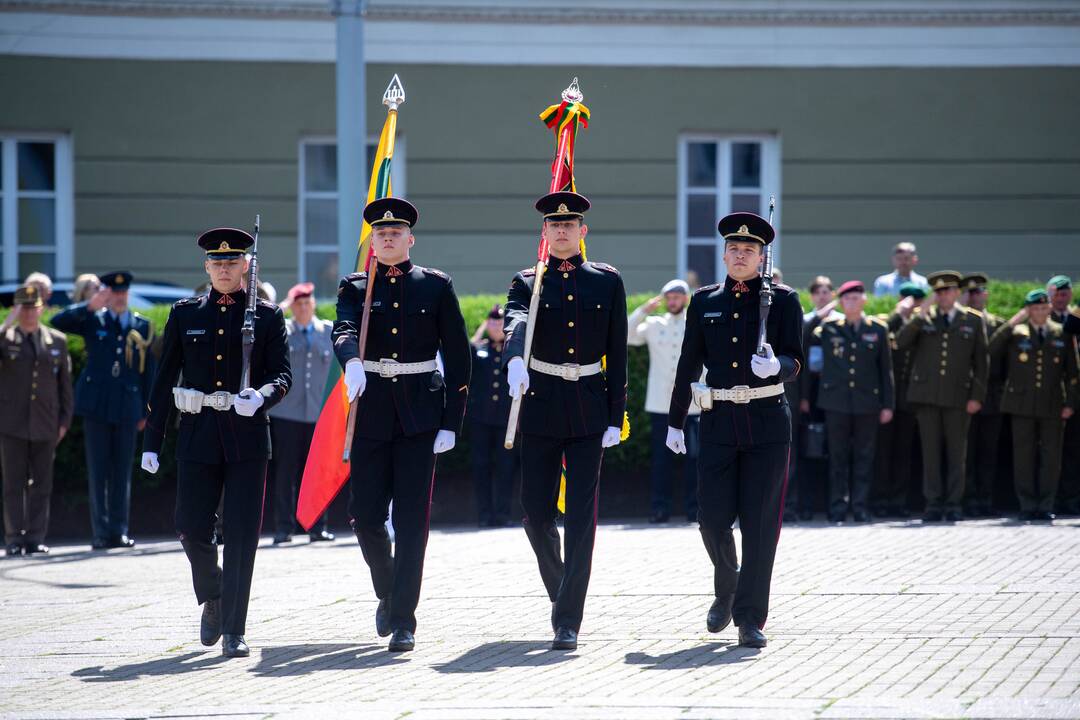 Prezidentas dalyvauja pirmojo karininko laipsnio suteikimo ceremonijoje