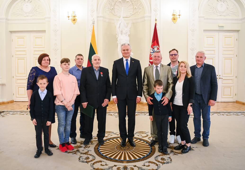 Prezidentas apdovanojo tėčius ir globėjus