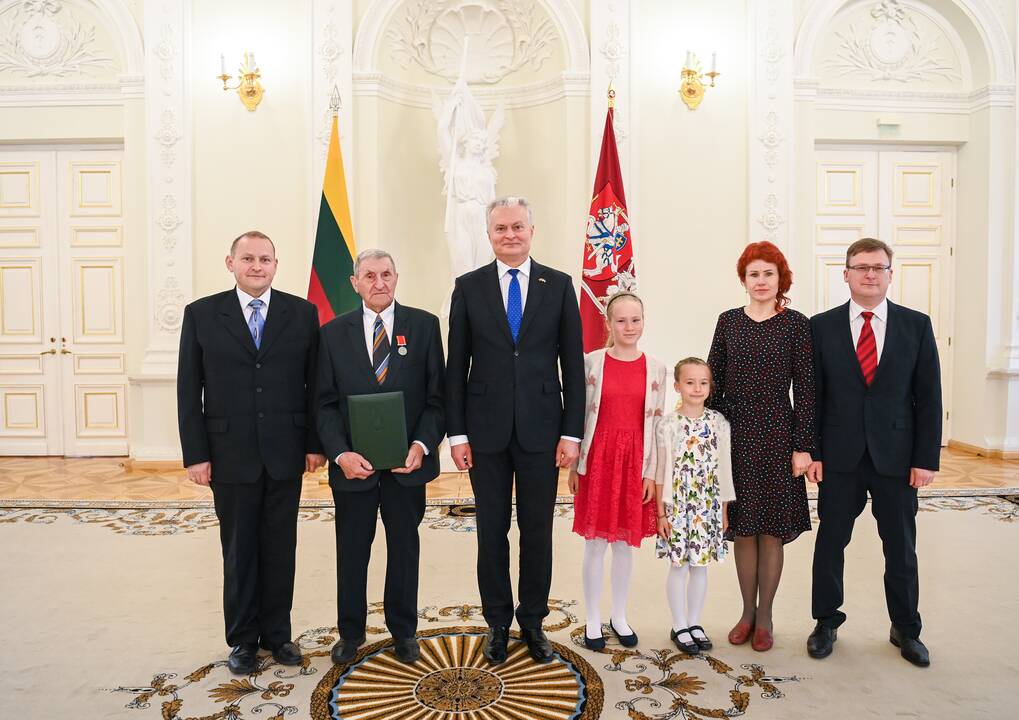 Prezidentas apdovanojo tėčius ir globėjus