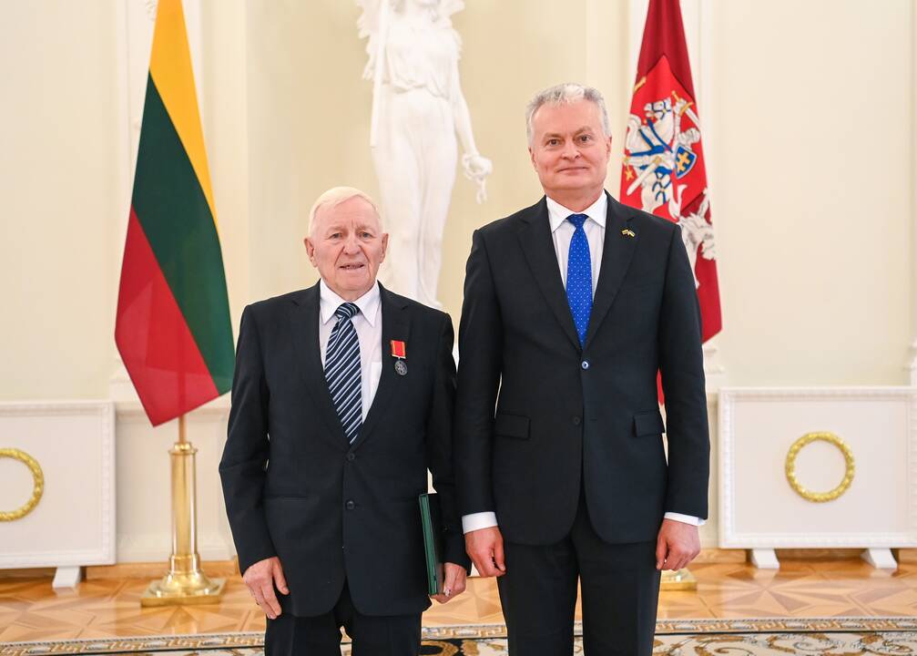 Prezidentas apdovanojo tėčius ir globėjus