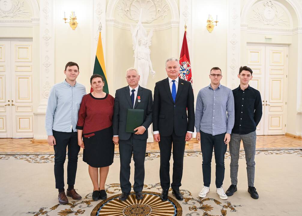 Prezidentas apdovanojo tėčius ir globėjus