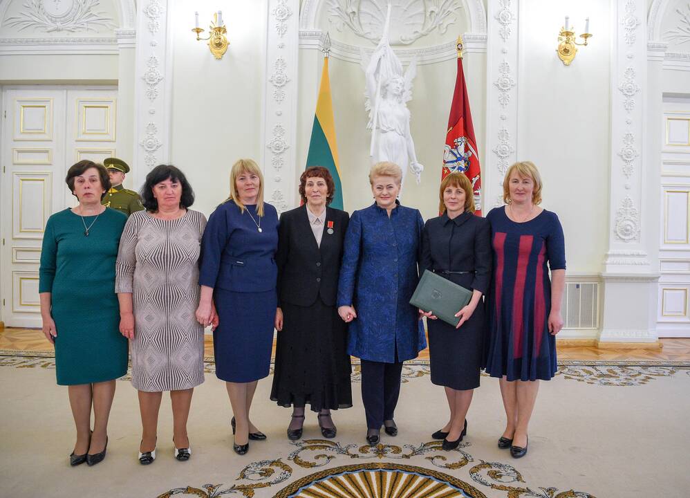 Prezidentė apdovanojo daugiavaikes motinas