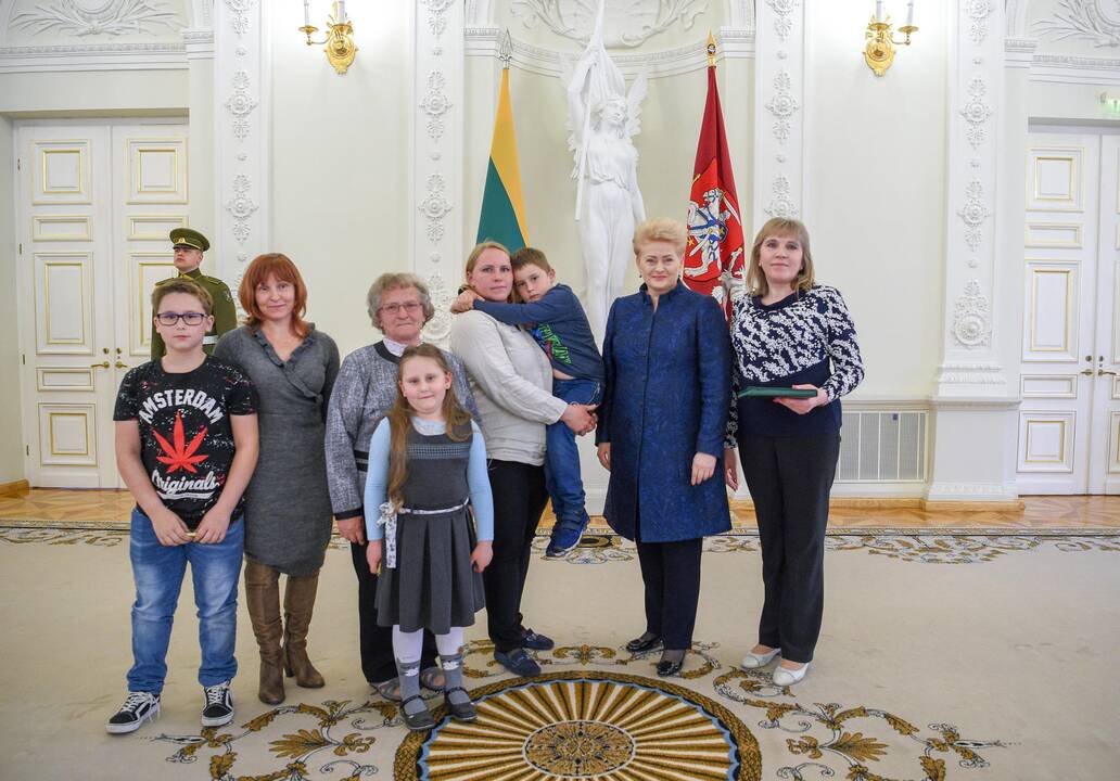 Prezidentė apdovanojo daugiavaikes motinas
