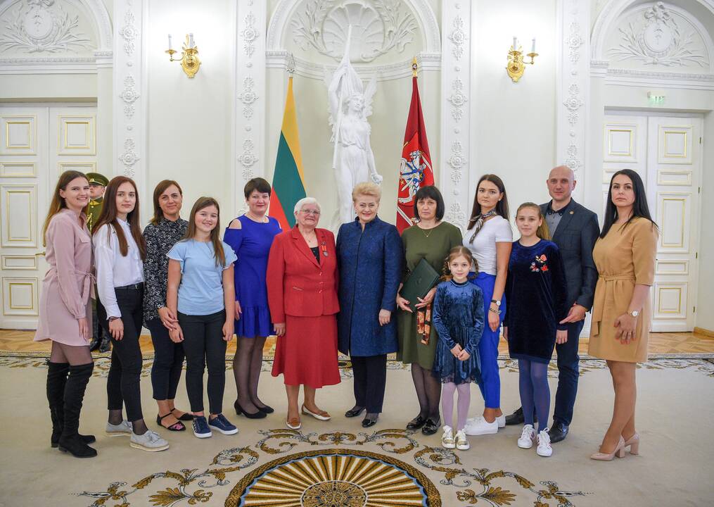 Prezidentė apdovanojo daugiavaikes motinas