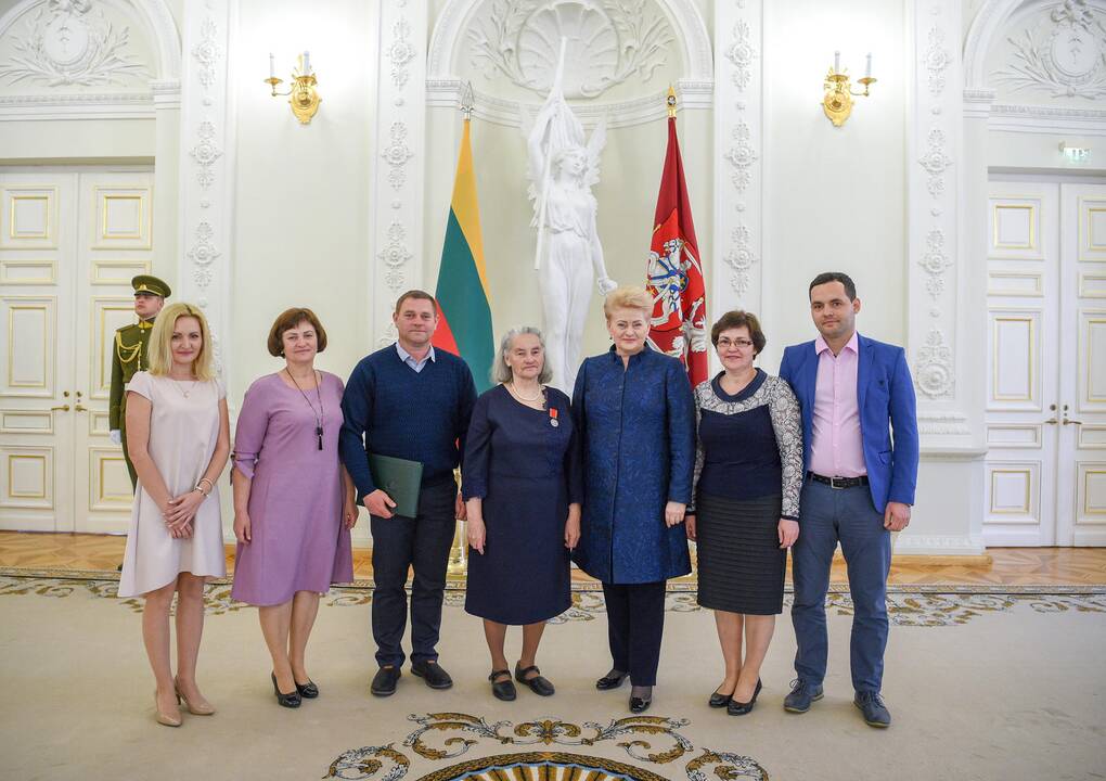 Prezidentė apdovanojo daugiavaikes motinas