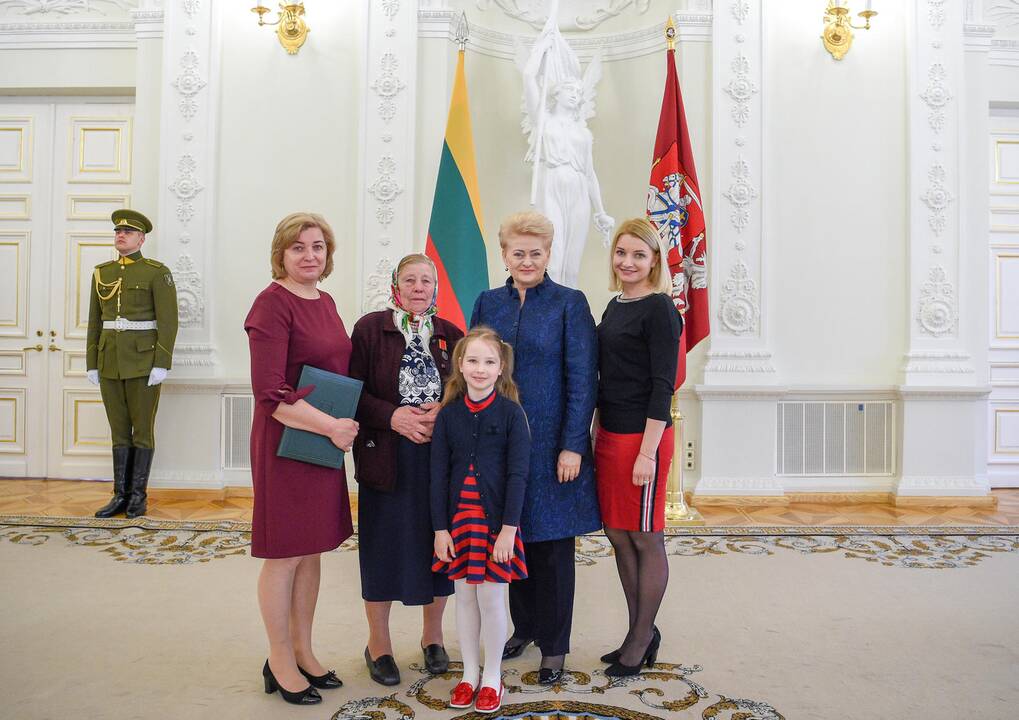 Prezidentė apdovanojo daugiavaikes motinas