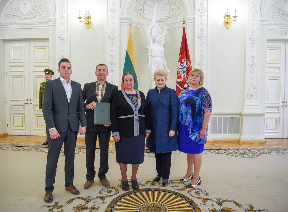 Prezidentė apdovanojo daugiavaikes motinas