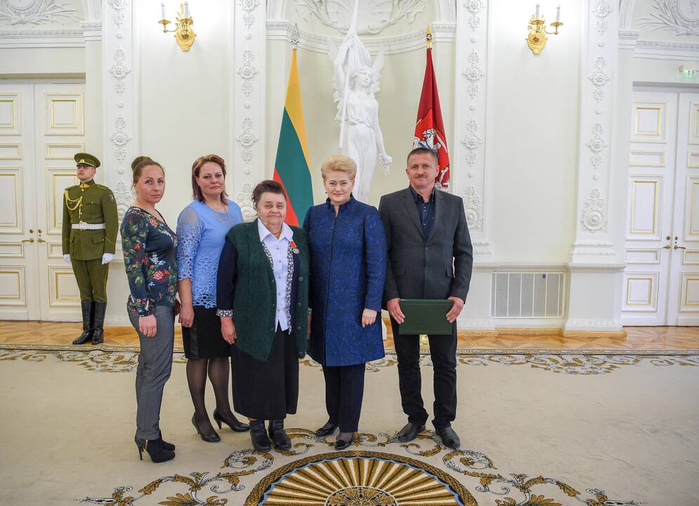 Prezidentė apdovanojo daugiavaikes motinas