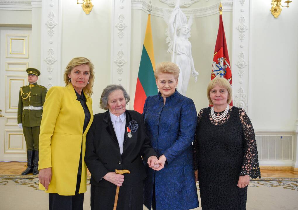 Prezidentė apdovanojo daugiavaikes motinas