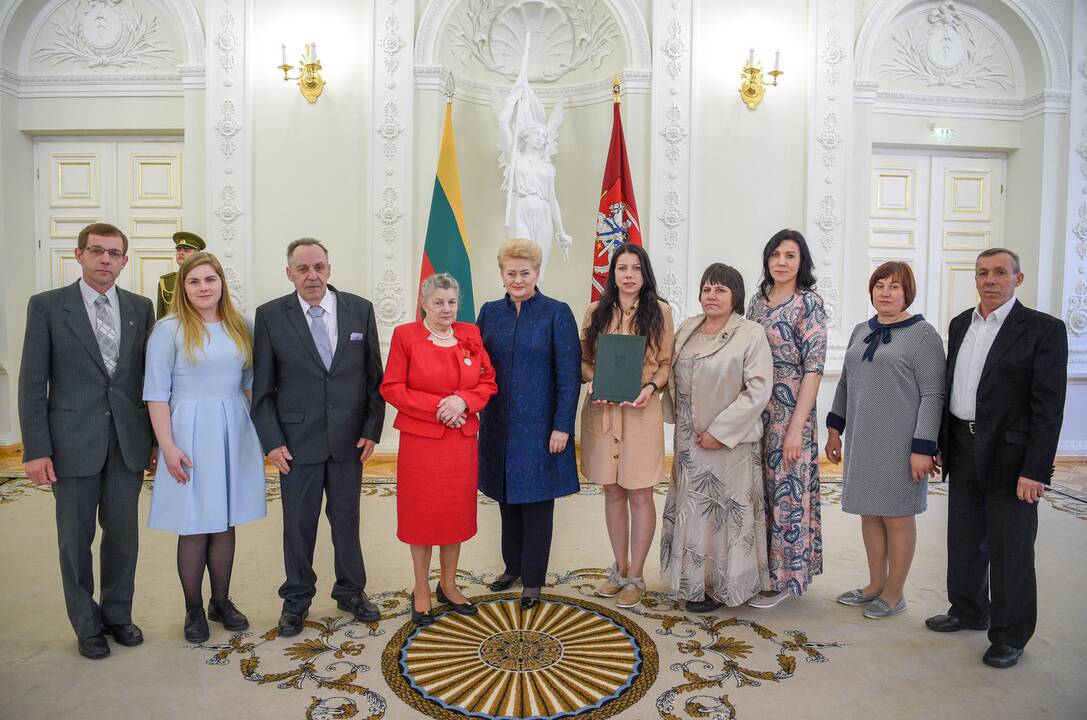 Prezidentė apdovanojo daugiavaikes motinas