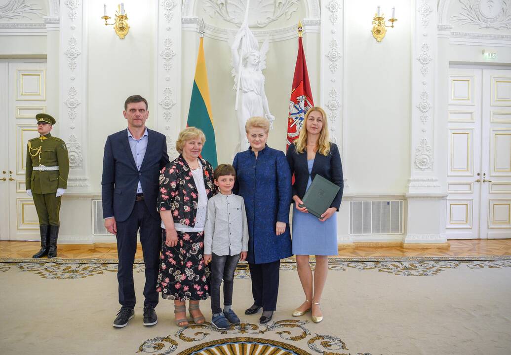Prezidentė apdovanojo daugiavaikes motinas