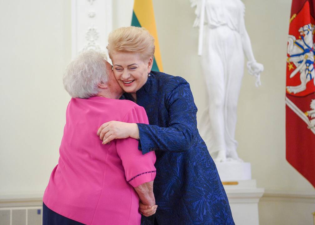 Prezidentė apdovanojo daugiavaikes motinas