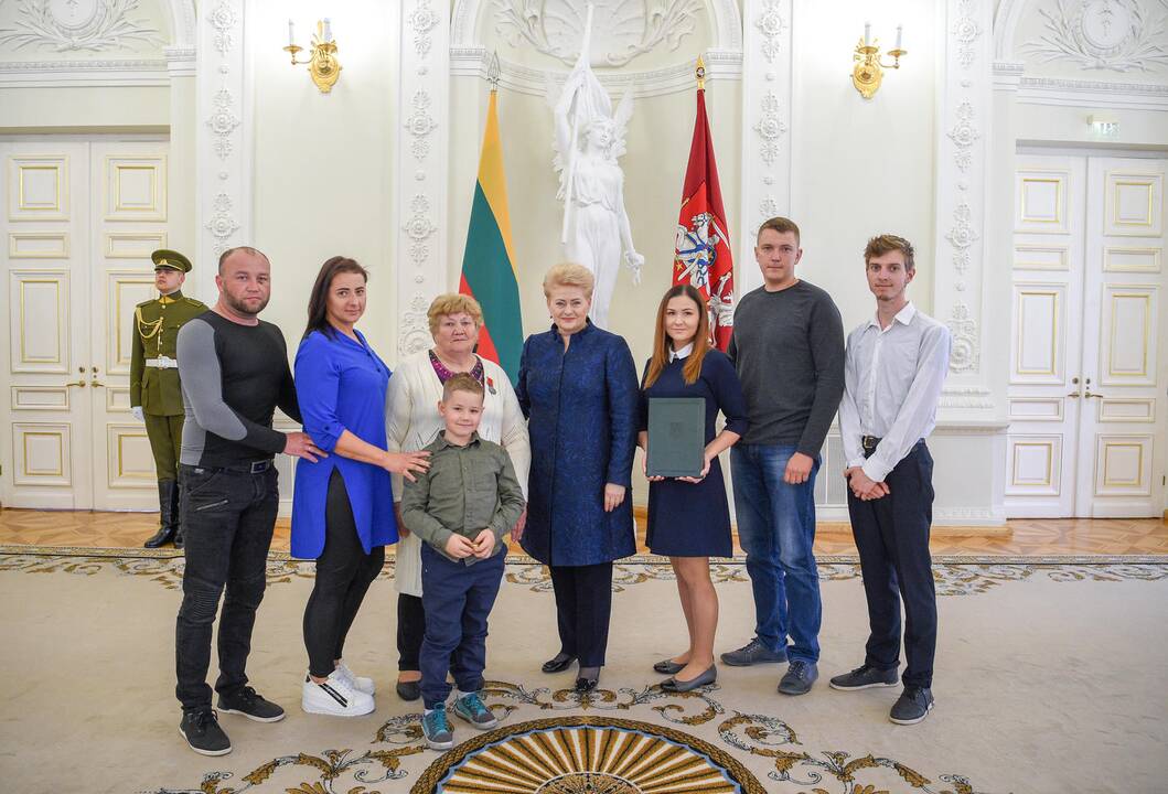 Prezidentė apdovanojo daugiavaikes motinas