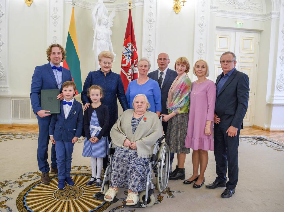 Prezidentė apdovanojo daugiavaikes motinas