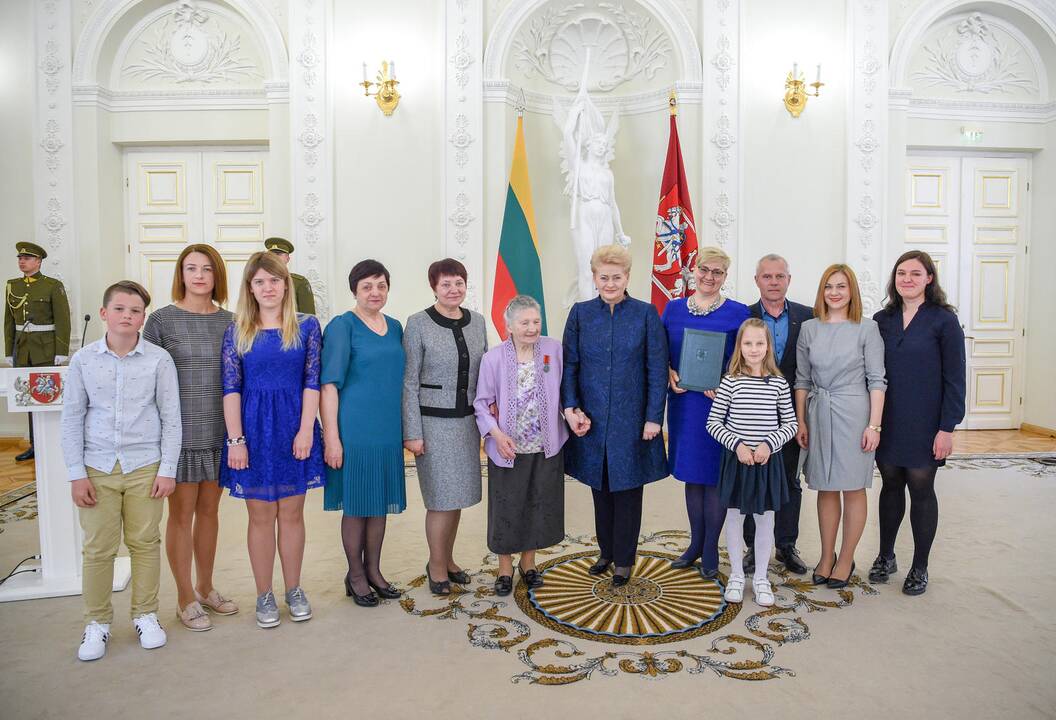 Prezidentė apdovanojo daugiavaikes motinas