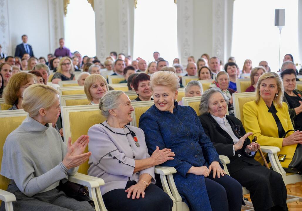 Prezidentė apdovanojo daugiavaikes motinas
