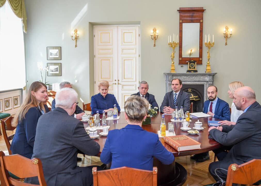 Ukrainos kariai prezidentei įteikė kovinę vėliavą