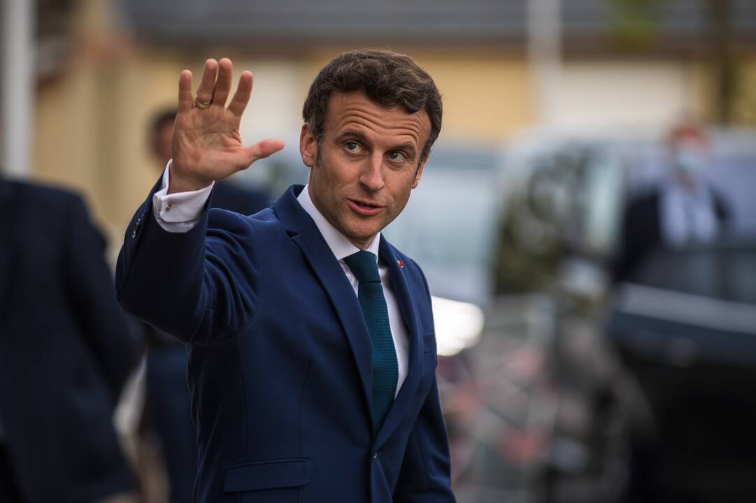 Politologai įvertino E. Macrono retoriką karo kontekste: tikslas – su niekuo nesipykti