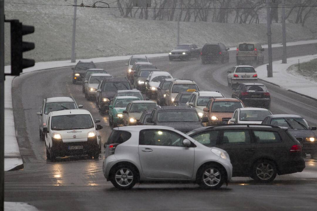 Kelininkai įspėja – eismo sąlygas sunkina stiprūs vėjo gūsiai