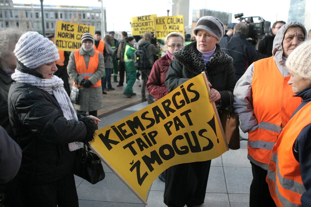 Sostinės kiemsargiai reikalauja savivaldybės sumokėti skolas