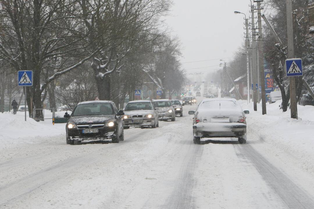 Keliuose yra slidžių ruožų, naktį eismo sąlygas sunkins krituliai