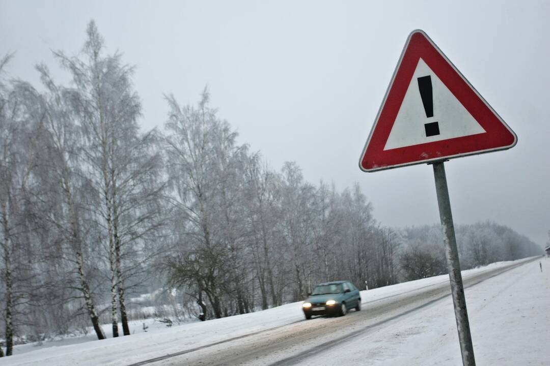 Naktį eismo sąlygas sunkins pustymas, įspėja kelininkai