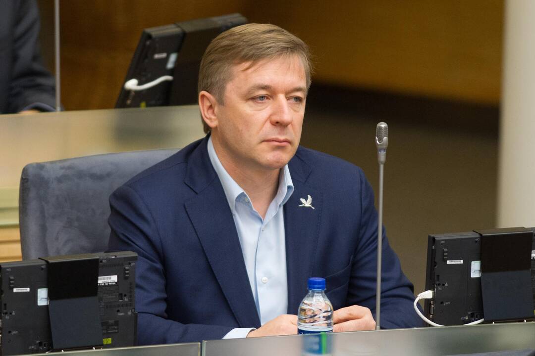 R. Karbauskis persigalvojo: nesieks uždrausti embrionų šaldymo