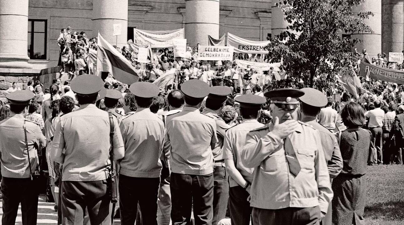 1988 m. Vilniuje įvyko pirmasis viešas pasipriešinimo okupacijai mitingas, kurį organizavo Lietuvos Laisvės Lyga