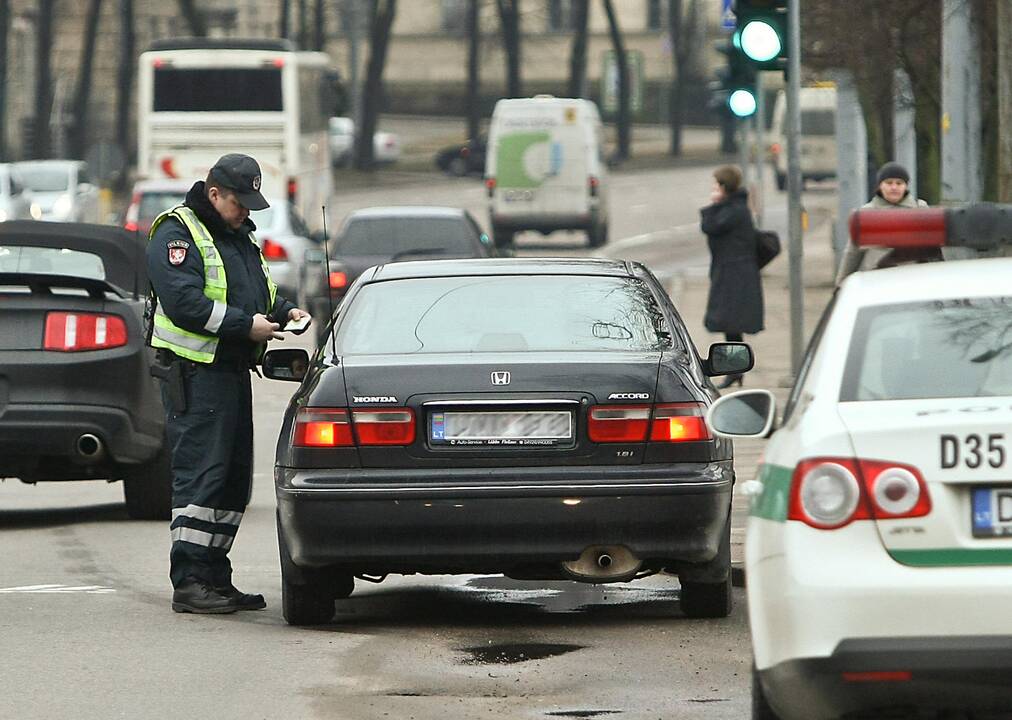 Bandoma reanimuoti baudos balų sistemą