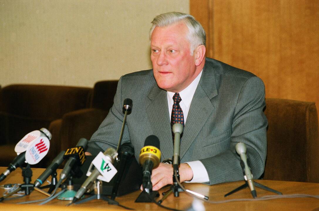 1993 m. pirmuosiuose tiesioginiuose prezidento rinkimuose pirmajame ture surinkęs 60,1 proc. balsų, prezidentu išrinktas Algirdas Brazauskas