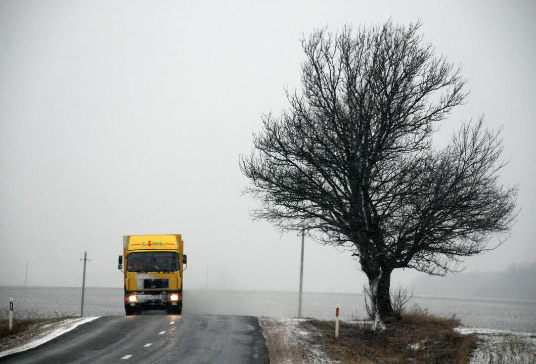 Įspėja: naktį eismo sąlygas sunkins plikledis