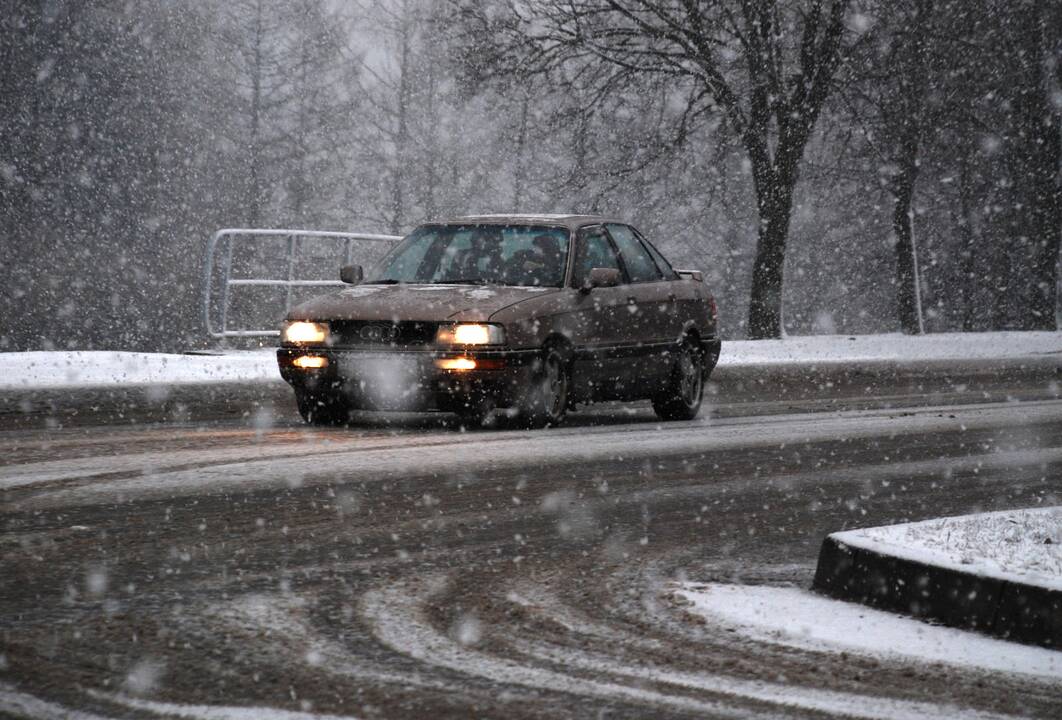 Mažesnio eismo intensyvumo rajoniniai keliai išlieka provėžoti, aplediję