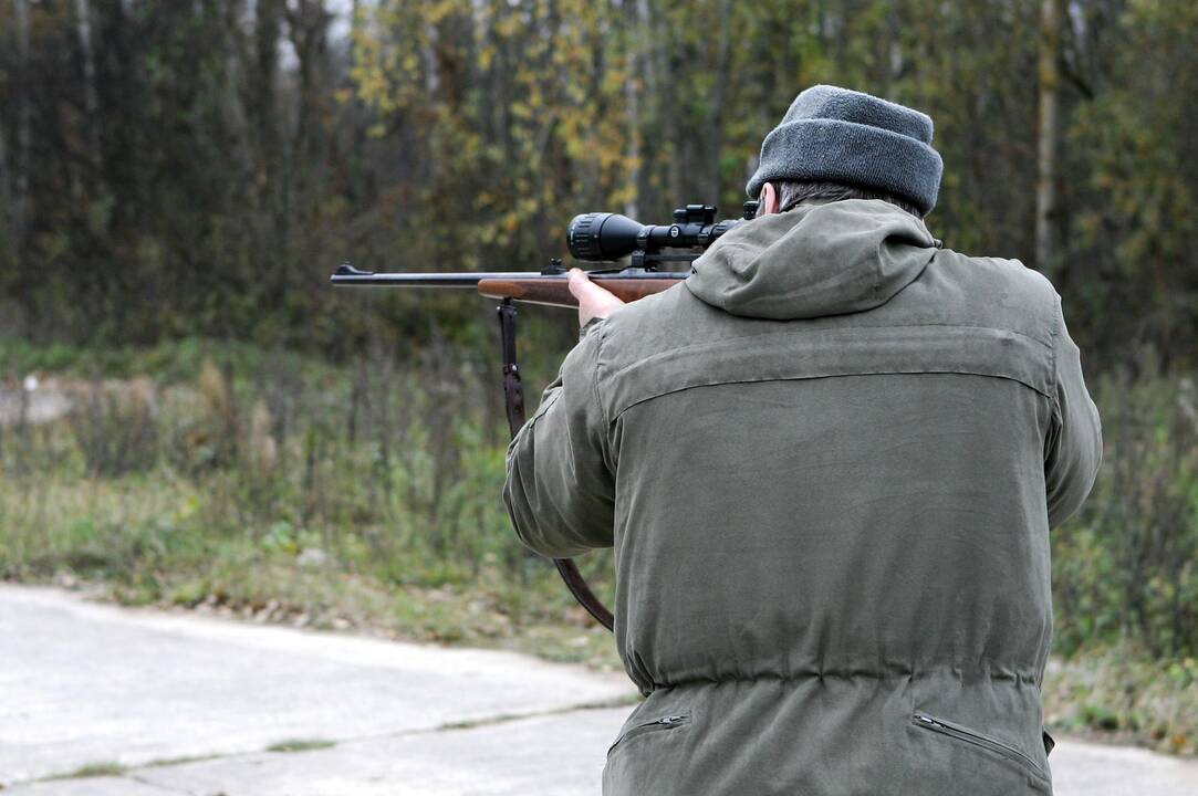 Aiškinsis, ar privaloma į medžiotojų klubą priimti žemės savininką