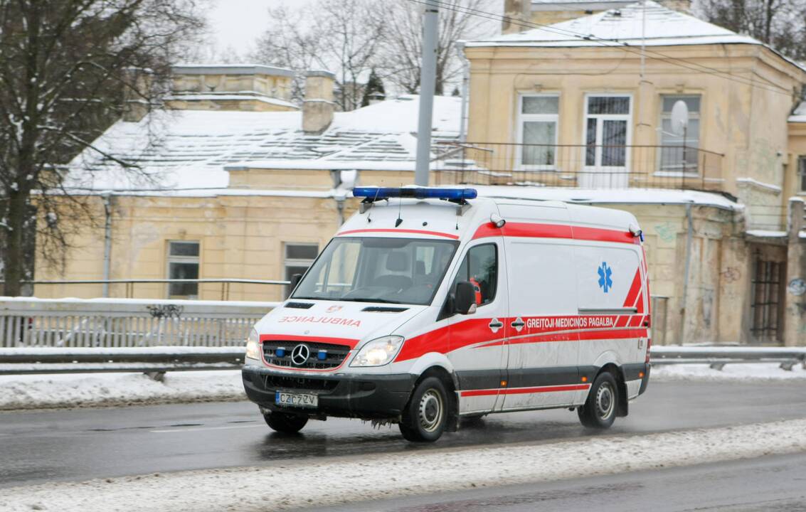 Sostinėje per avarijas sužeistos dviejų autobusų keleivės