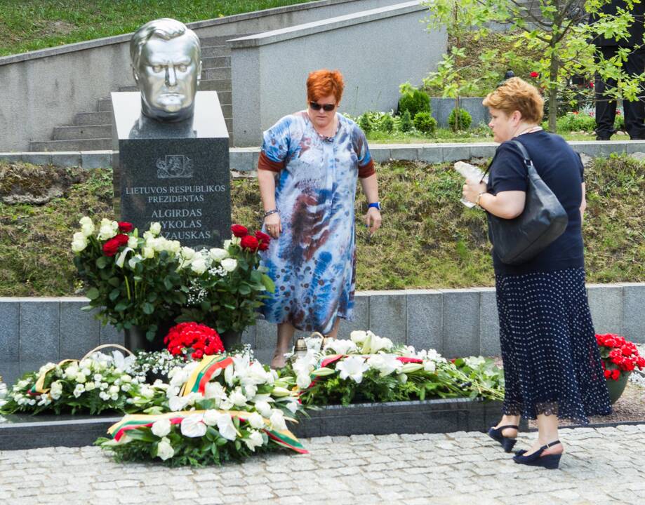 Prezidento A. Brazausko šeima nusprendė pakeisti jo antkapinį paminklą