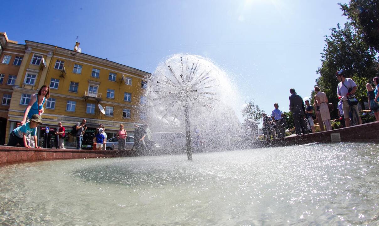 Vilniuje trykšta 14 fontanų, bet prie Seimo toliau žydės gėlynas