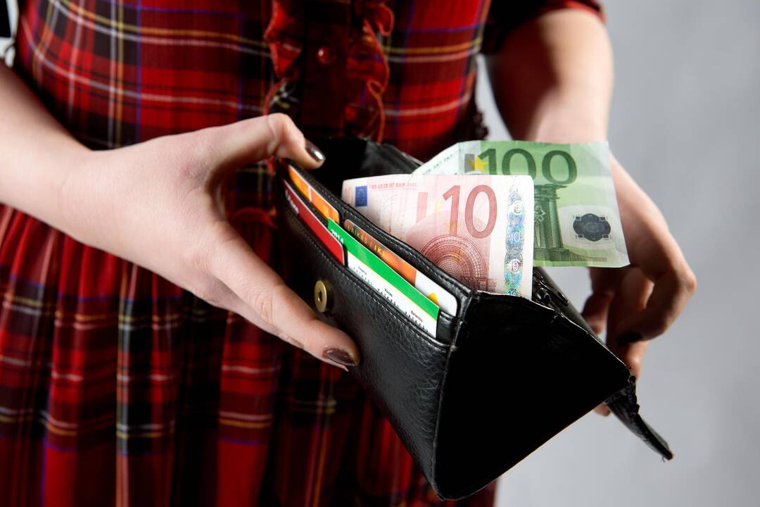 Minimali mėnesinė alga didėja iki 380 eurų