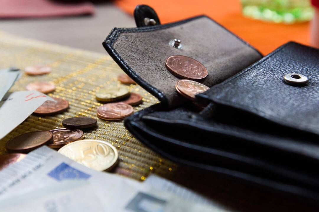 Senolę apgavo į namus užsukęs „mokesčių inspektorius“