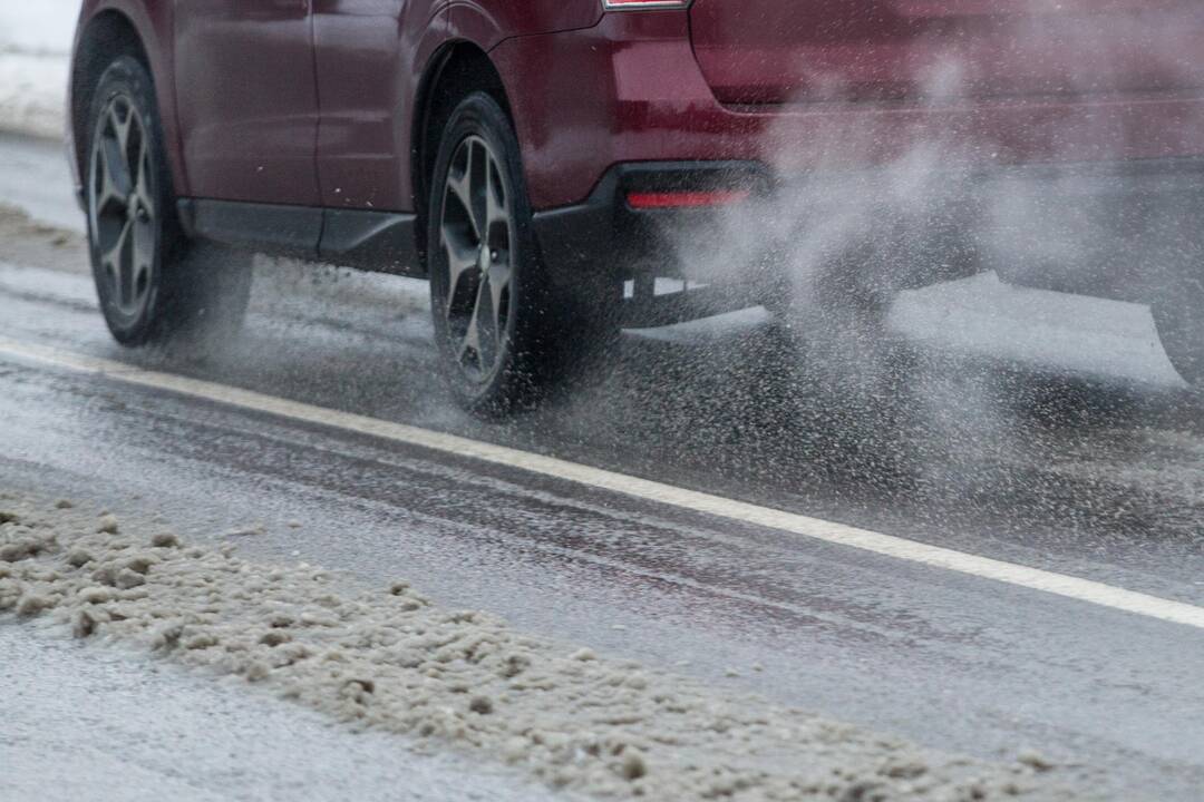 Kelininkai įspėja: naktį eismo sąlygas sunkins rūkas ir plikledis