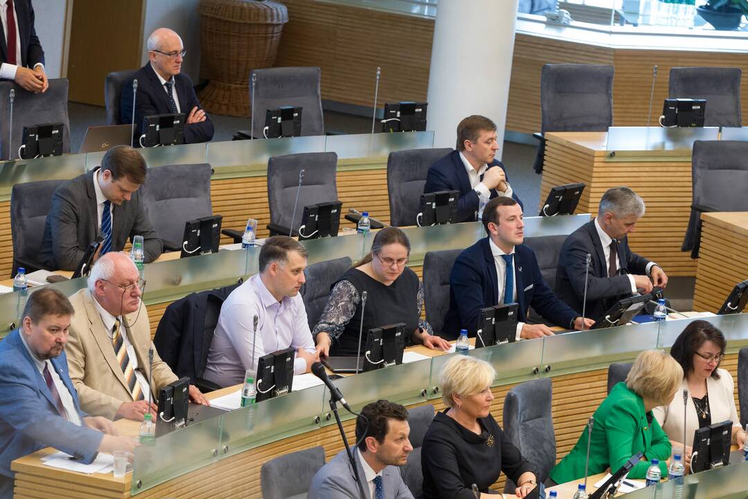 Seimo narių padėjėjų algos „į rankas“ augs daugiau kaip šimtu eurų