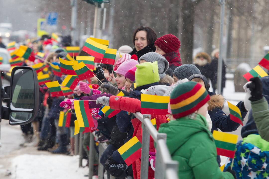 J. Basanavičiaus gimnaziją ir progimnaziją sostinėje sujungė rankų tiltas