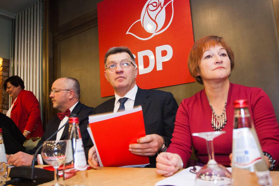 Ką reiškia socialdemokratų simbolikoje naudojama raudona spalva?