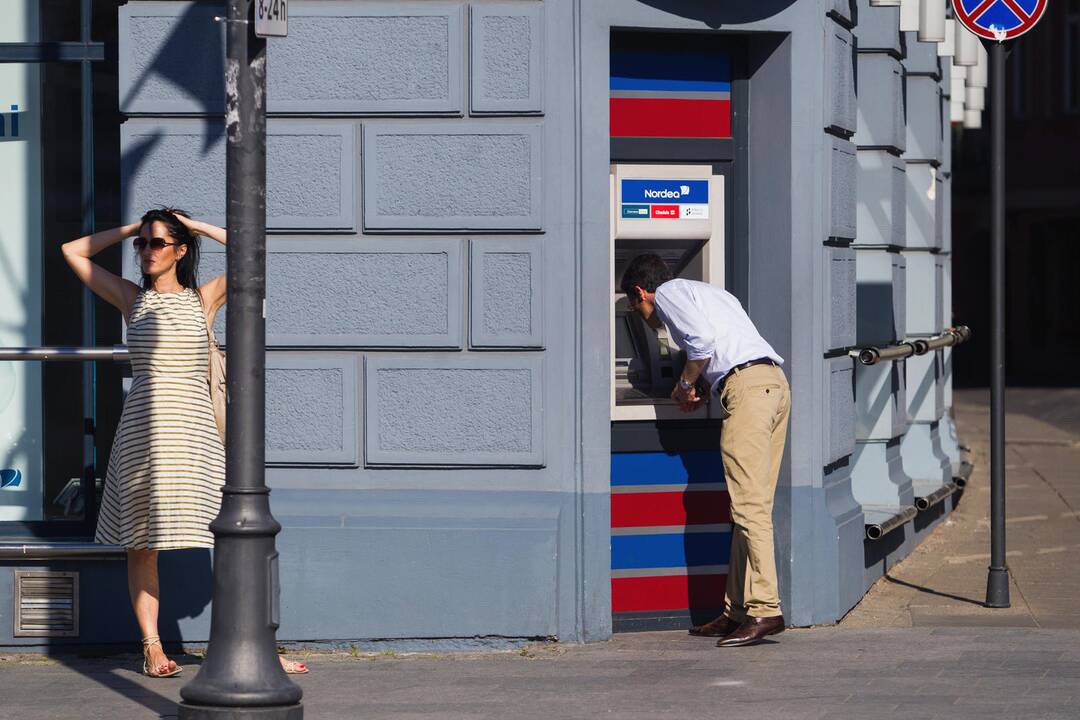 Apklausa: 38 proc. lietuvių nežino, kiek moka už bankų paslaugas