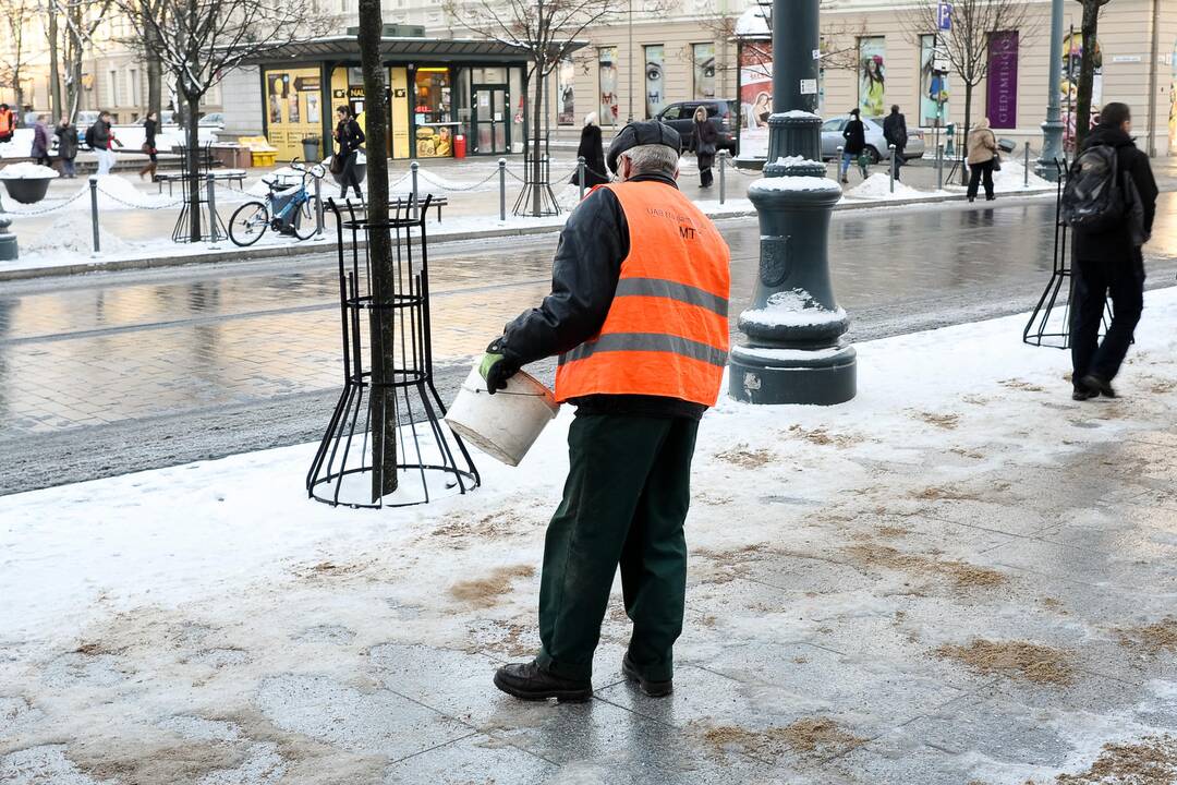 Lietuvą toliau kausto šaltis: VDI įspėja apie pavojus darbe