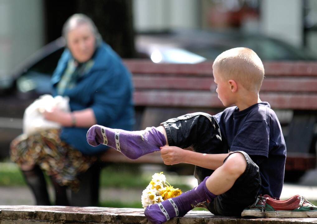 Vaikų skurdas: skurstančių vaikų sumažėjo, bet dalis negali senų drabužių pakeisti naujais
