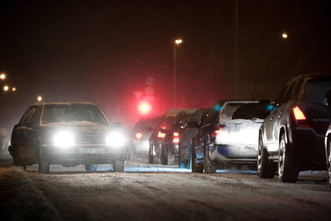 Ekspertai: vairuotojai rizikuoja į žibintus montuodami netinkamas lemputes