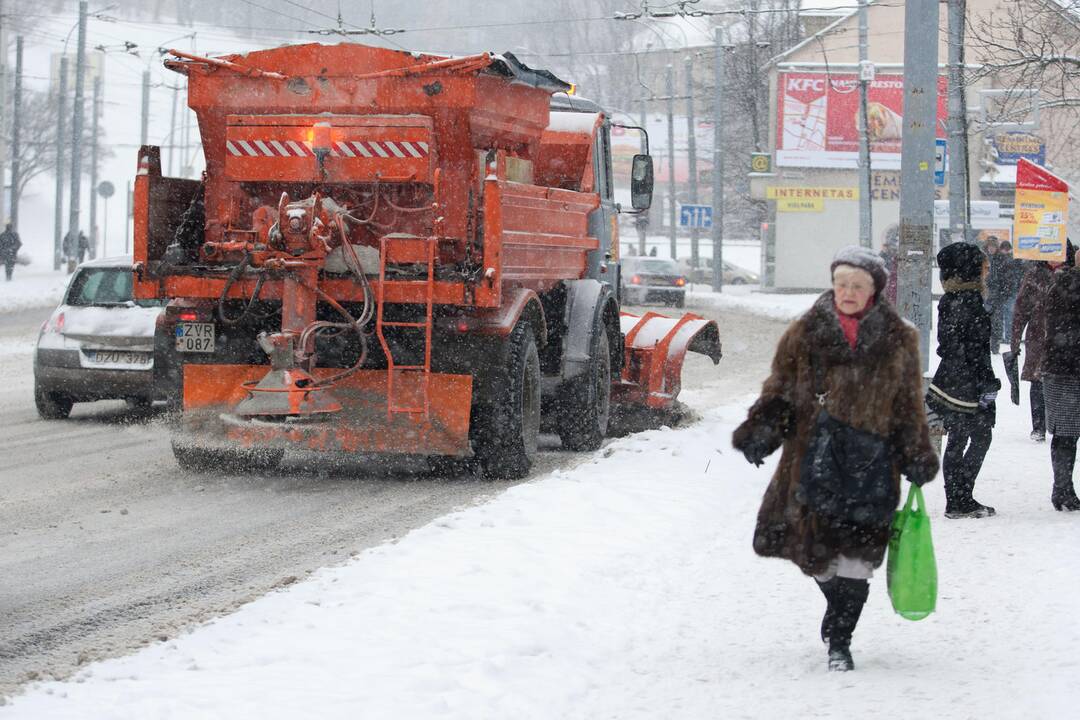 Kodėl Lietuvos keliai nebarstomi skalda kaip Skandinavijoje?